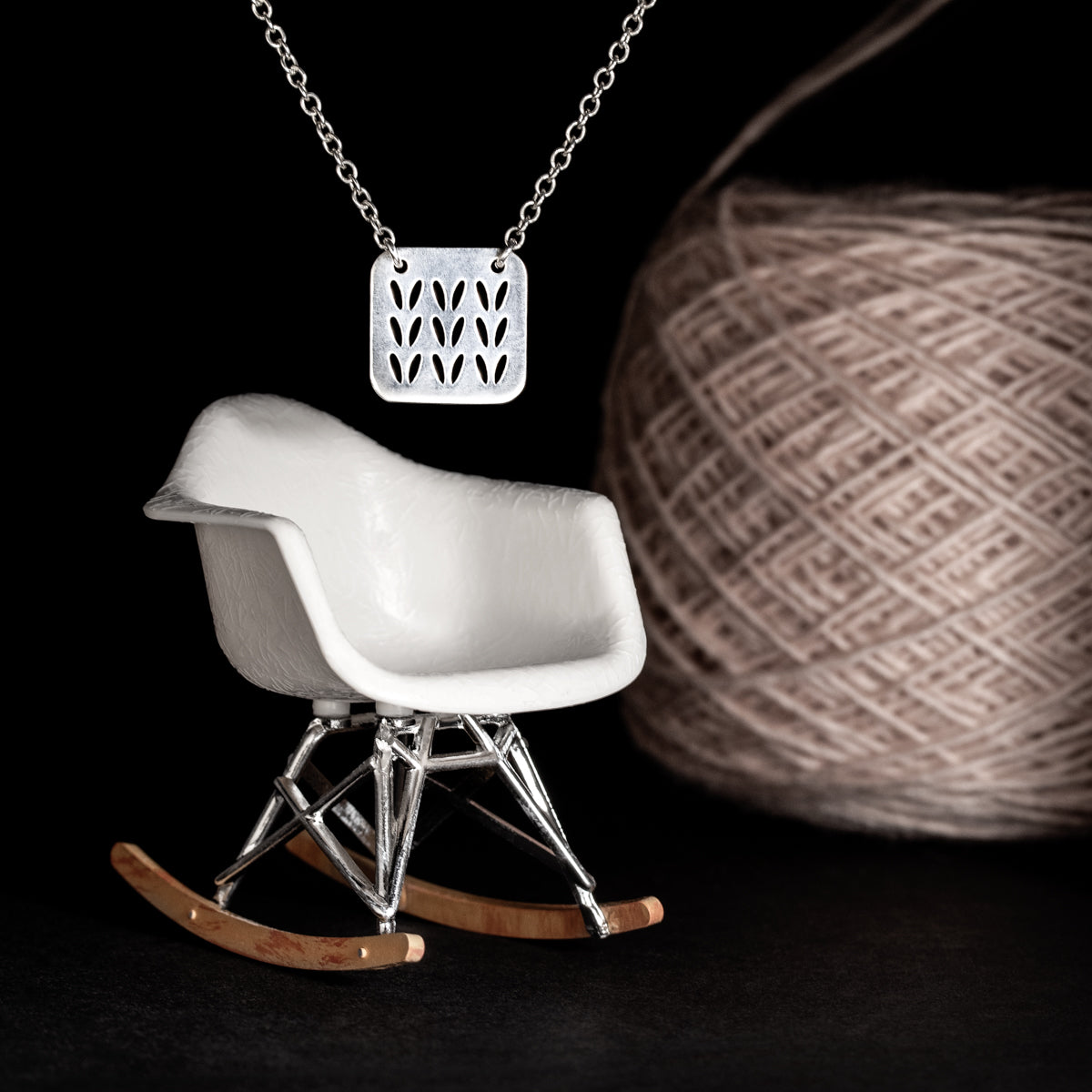 Porterness Stockinette Motif Swatch Silver Necklace Yarn lovers