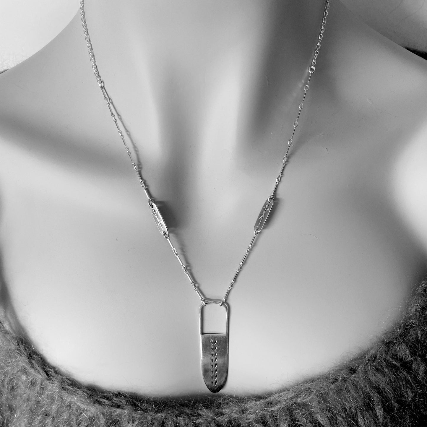 Stockinette Sleeve Necklace with Needles